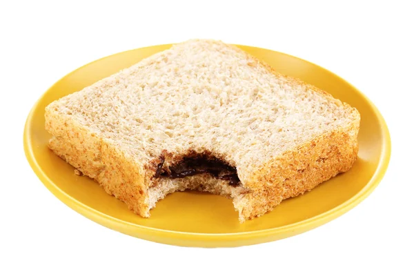 Panino morso con cioccolato su piatto isolato su bianco — Foto Stock