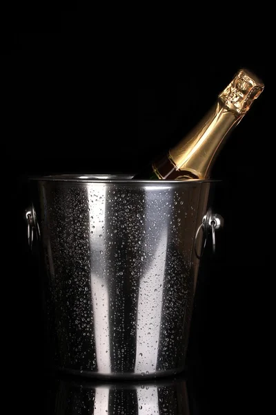 Flasche Champagner im Eimer isoliert auf schwarz — Stockfoto
