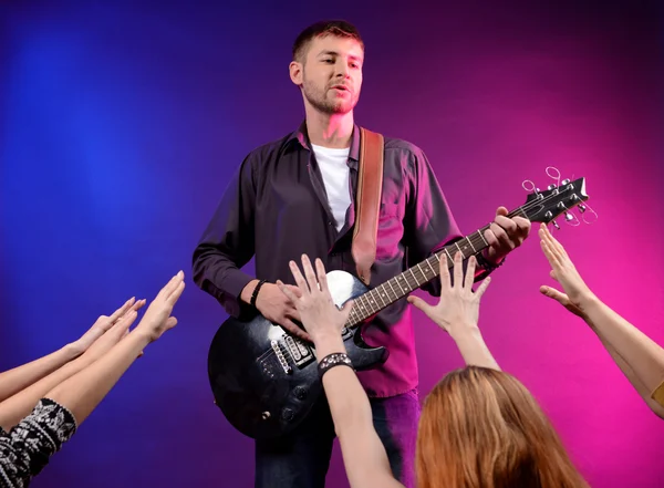 Kytarista zpívá na pódiu na rockový koncert pro své fanoušky zbožňující — Stock fotografie