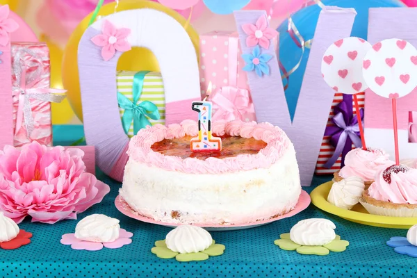 La torta de fiesta a la mesa para el cumpleaños a las decoraciones de fiesta —  Fotos de Stock