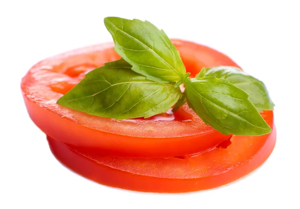 Fette di pomodoro fresco con basilico, isolate su bianco — Foto Stock