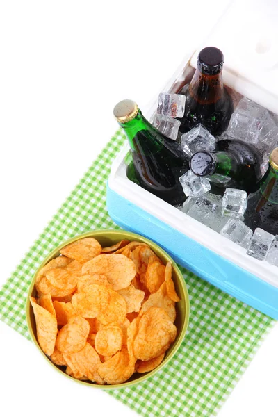 Pecho de hielo lleno de bebidas en botellas en servilleta de color, aislado en blanco — Foto de Stock