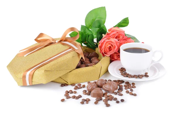 Deliziosi cioccolatini in scatola con fiori isolati su bianco — Foto Stock