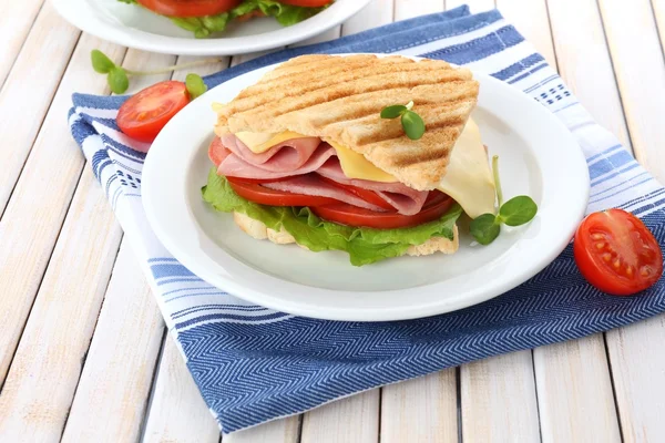 Sabroso sándwich con jamón sobre mesa de madera —  Fotos de Stock