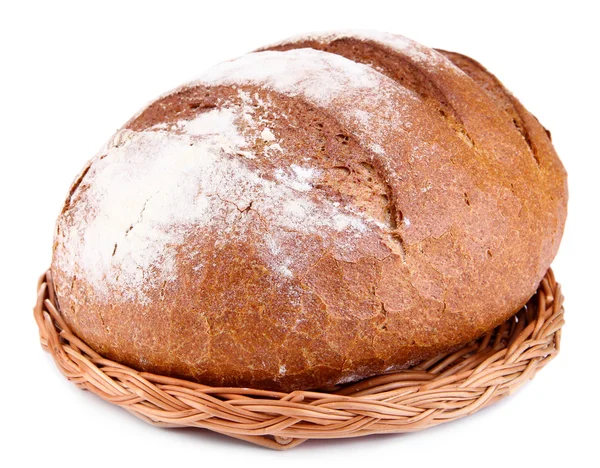Chleb żytni na stoisku wiklinowe na białym tle — Zdjęcie stockowe