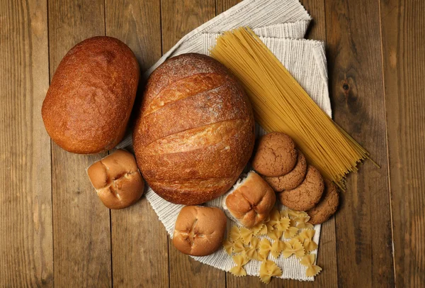 Productos de panadería sobre mesa de madera — Foto de Stock