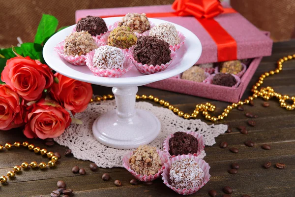Sada na čokoládové bonbony na stůl na hnědé pozadí — Stock fotografie