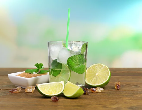 Ingredience pro limonády ve skle, na dřevěný stůl, na pozadí přírody — Stock fotografie
