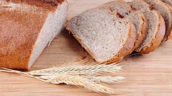 Dilimlenmiş ekmek ahşap tahta üzerinde kapat — Stok fotoğraf