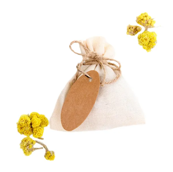 Bolso sobre textil con flores secas, hierbas y bayas, aislado en blanco —  Fotos de Stock