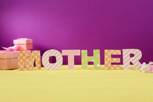 Madre - letras de letras de papel hechas a mano sobre fondo púrpura — Foto de Stock