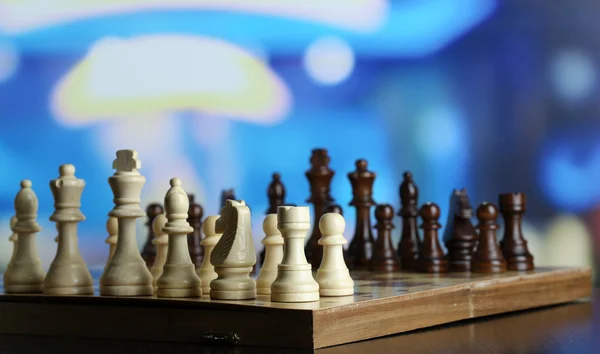 明るい背景にボード上のチェスの駒 — ストック写真