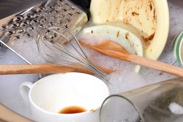 Utensils soaking in kitchen sink — Stock Photo, Image