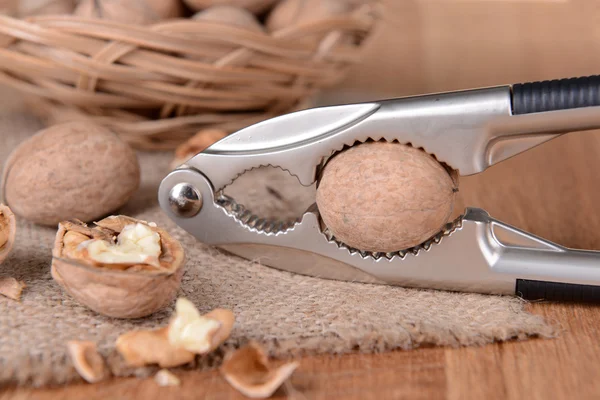 Cascanueces con nueces sobre fondo de madera —  Fotos de Stock