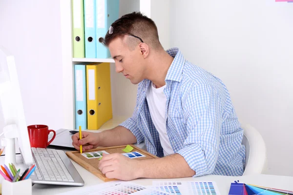 Jeune designer créatif travaillant au bureau — Photo