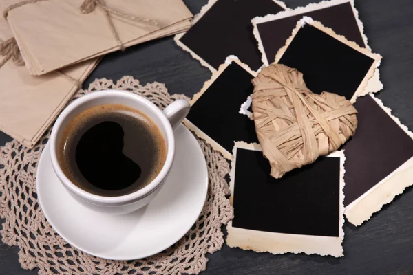 Композиция с чашкой кофе, буквы и старые чистые фотографии, на деревянном фоне — стоковое фото