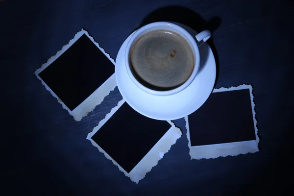 Taza de café y viejas fotos en blanco, sobre fondo de madera — Foto de Stock