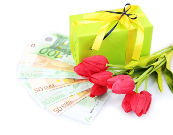 Confezione regalo con denaro e fiori isolati su bianco — Foto Stock