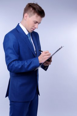 gri zemin üzerine iş adamı