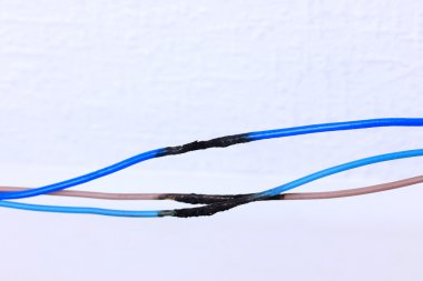 kısa devre, yanmış kablo renk ahşap zemin üzerinde