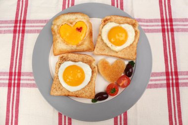 renkli peçete üzerinde plaka üzerinde ekmek ile pişmiş yumurta