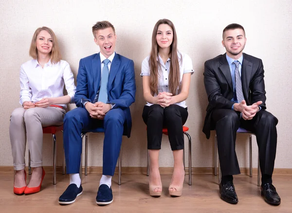 Zakenmensen wachten op een sollicitatiegesprek — Stockfoto