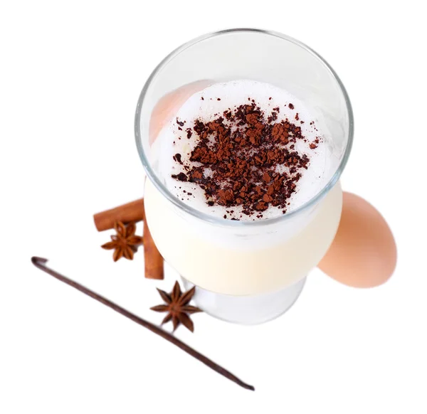蛋奶酒用香料上白色孤立 — 图库照片