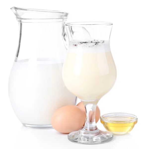Advocaat met melk en eieren geïsoleerd op wit — Stockfoto