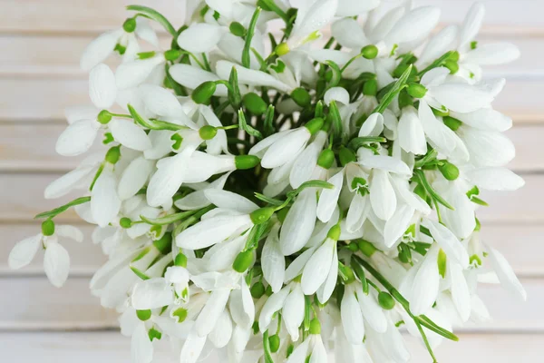 Mooie sneeuwklokjes op houten achtergrond — Stockfoto