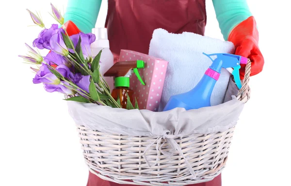 Huisvrouw houden mand met reinigingsapparatuur. conceptuele foto van lente schoonmaak. geïsoleerd op wit — Stockfoto