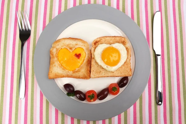 Jajecznica z chlebem na talerzu, kolor serwetka — Zdjęcie stockowe