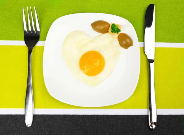 Huevos revueltos con pan en plato, en servilleta de color —  Fotos de Stock