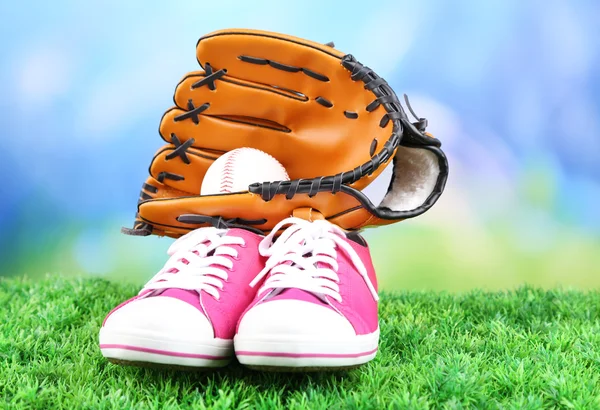 Güzel lastikbotlar ve beyzbol topu, eldiven parlak zemin üzerine yeşil çimenlerin üzerinde — Stok fotoğraf