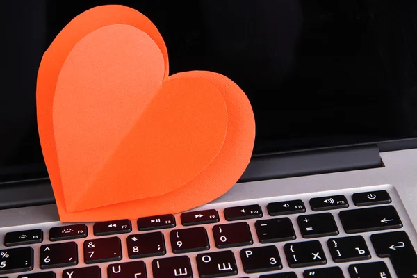 Corazón rojo en el teclado de la computadora de cerca —  Fotos de Stock