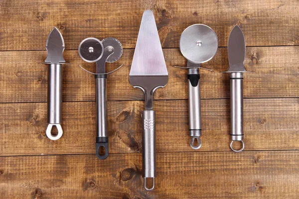 Fém konyhai eszközök a táblázat közelről — Stock Fotó