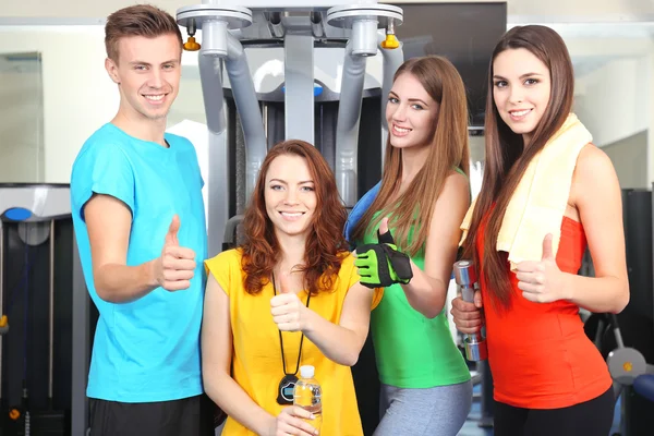 Grupp människor avkopplande efter träning i gym — Stockfoto