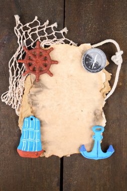eski bir kağıt üzerinde ahşap arka plan izole deniz aksesuarları ile