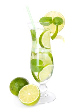 limon ve nane üzerinde beyaz izole kokteyl bardak