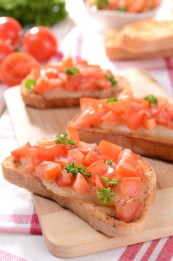 Kesme tahtasında domatesli lezzetli bruschetta.