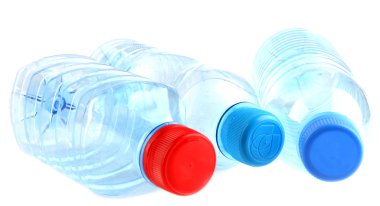 Beyaz üzerine izole plastik şişeler