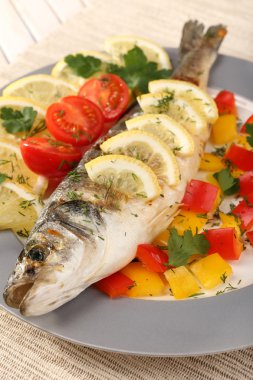 Nefis ızgara balık plaka üzerinde tablo yakın çekim