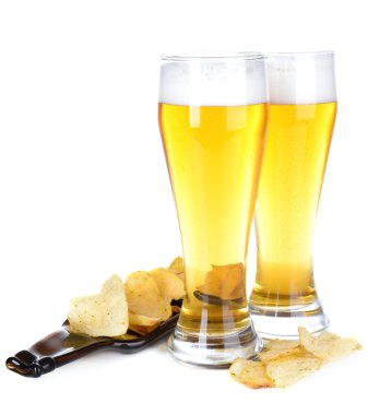 bardak bira ile üzerine beyaz izole snack