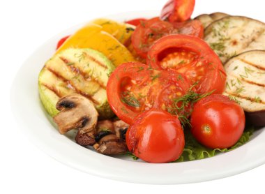 plaka üzerinde beyaz izole lezzetli ızgara sebze