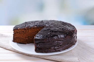 Nefis çikolatalı kek tabakta, açık arkaplanda.