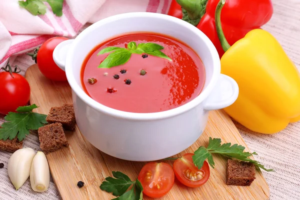 Tasty tomato soup and vegetables, close up — Stock Photo, Image