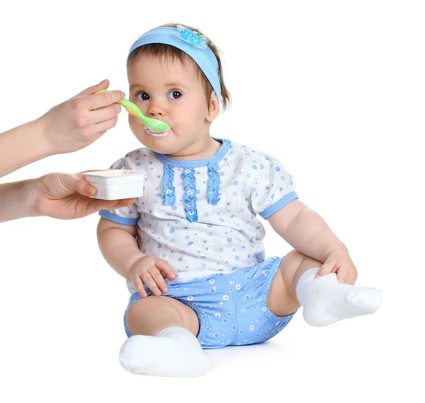 Schattige babymeisje eten geïsoleerd op wit — Stockfoto