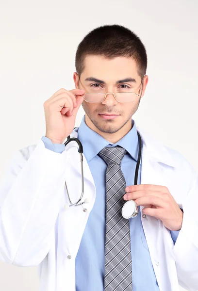 Doctor masculino aislado sobre fondo blanco — Foto de Stock