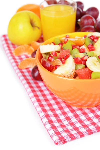 Frutas frescas dulces en tazón en primer plano de la mesa — Foto de Stock