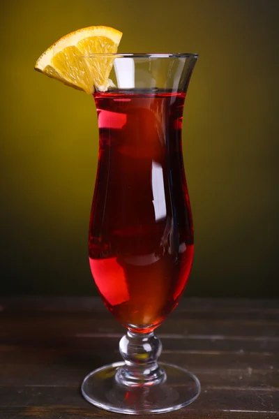 Vaso de cóctel sobre mesa sobre fondo amarillo oscuro — Foto de Stock