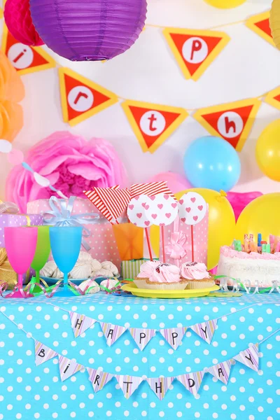 Festive table setting for birthday on celebratory decorations — Stock Photo, Image